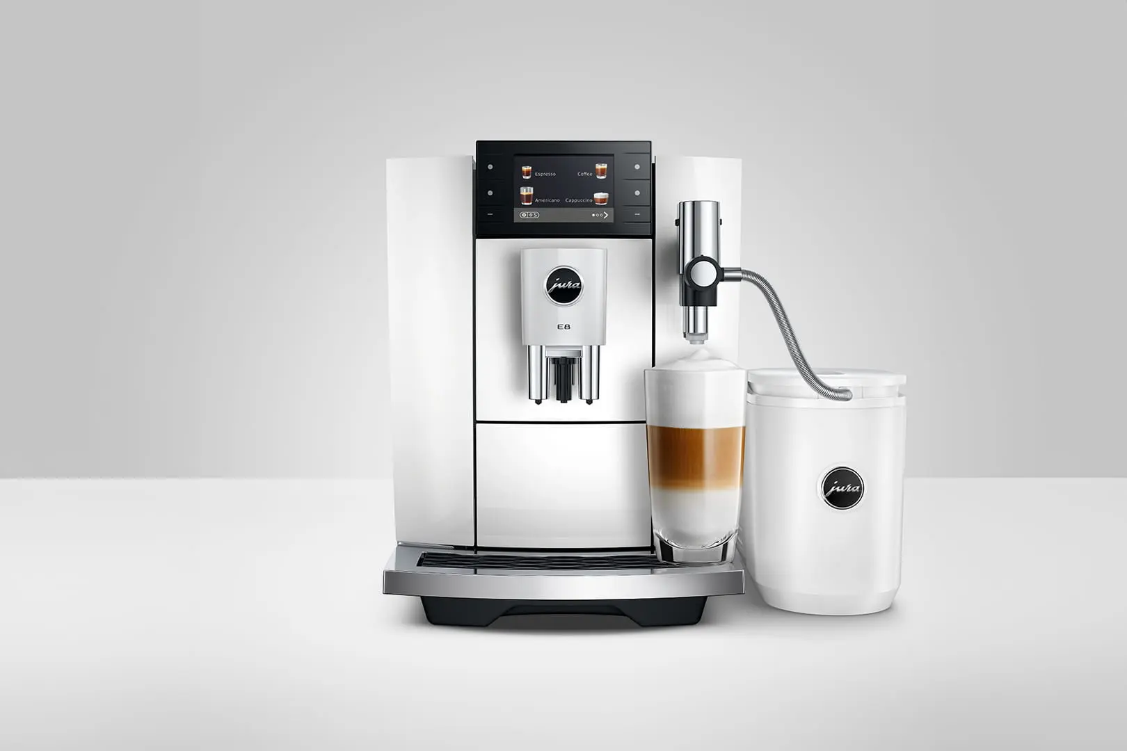 JURA E8 Piano White (SD) avec Cool Control 1L préparant un latte macchiato onctueux.