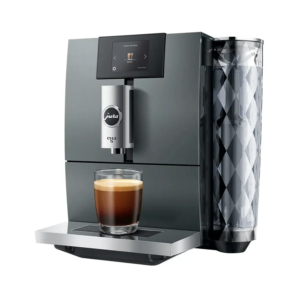 Vue d'ensemble de style packshot de la machine à café JURA ENA 5 Night Inox SA avec un café.
