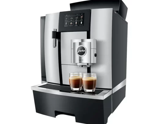 Machine à café automatique JURA GIGA X3 Aluminium préparant simultanément deux cafés espresso.