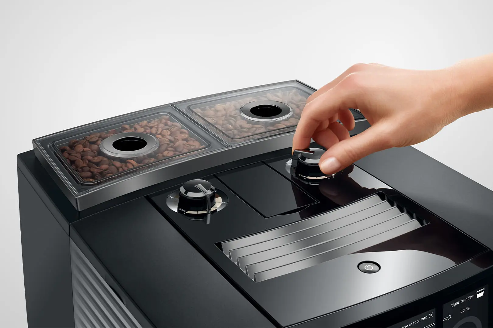 Réglage manuel de la finesse de mouture sur la JURA J10 twin Diamond Onyx (SA) via les molettes P.A.G.3+ situées devant les deux bacs à grains.