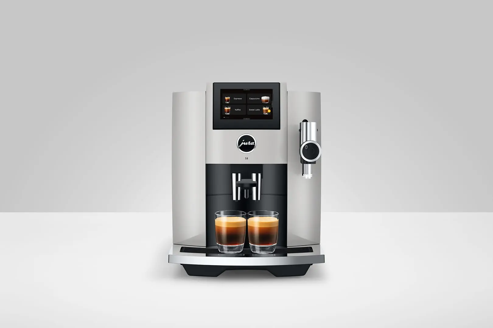 Machine à café automatique JURA S8 Platine de face sur fond clair, préparant deux expressos avec une crème onctueuse, interface tactile couleur et buse mousse fine Pro.