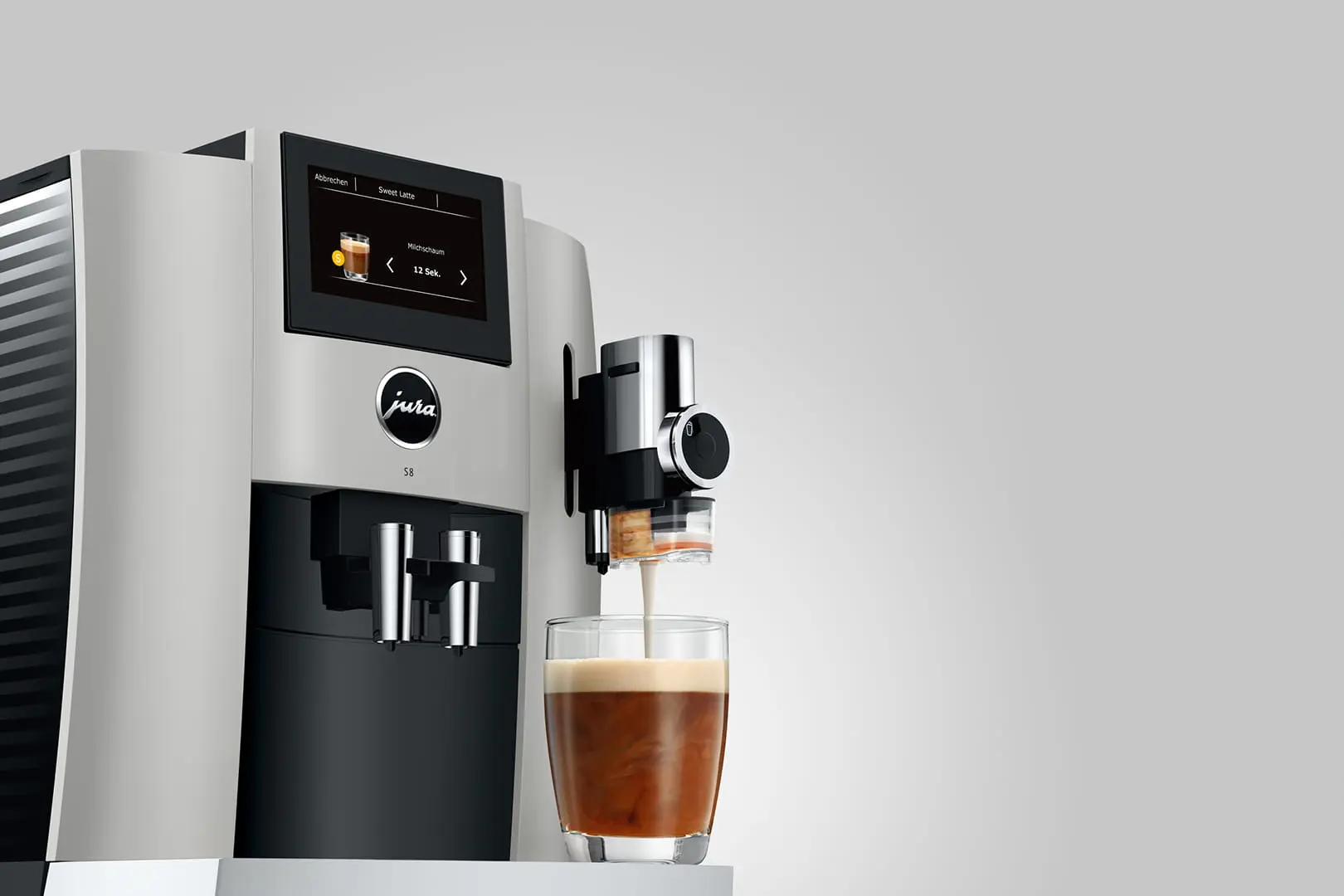 Machine à café JURA S8 Platine de face préparant un café au lait Sweet Foam, mettant en avant l'écran tactile couleur et la buse mousse fine Pro.