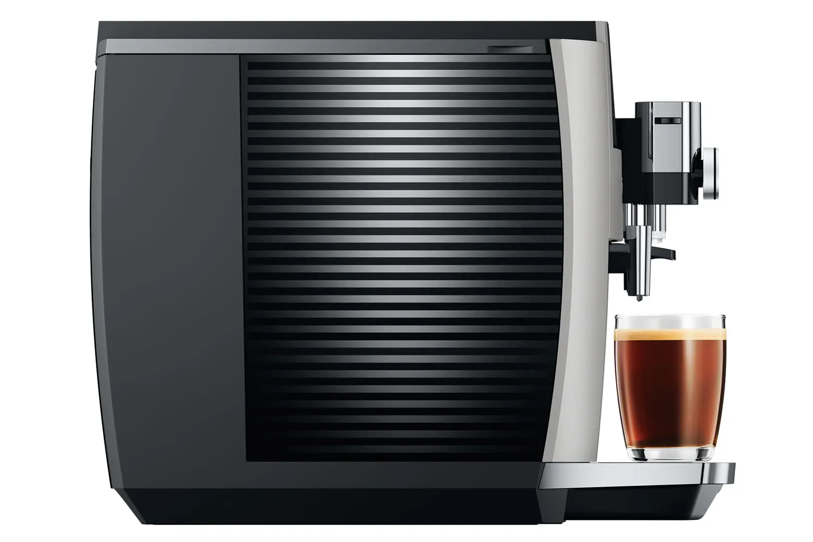 Vue latérale de la JURA S8 Platine avec son réservoir d'eau rainuré design et sa face avant platine. Un verre de café long fraîchement coulé est posé sous l'écoulement combiné.