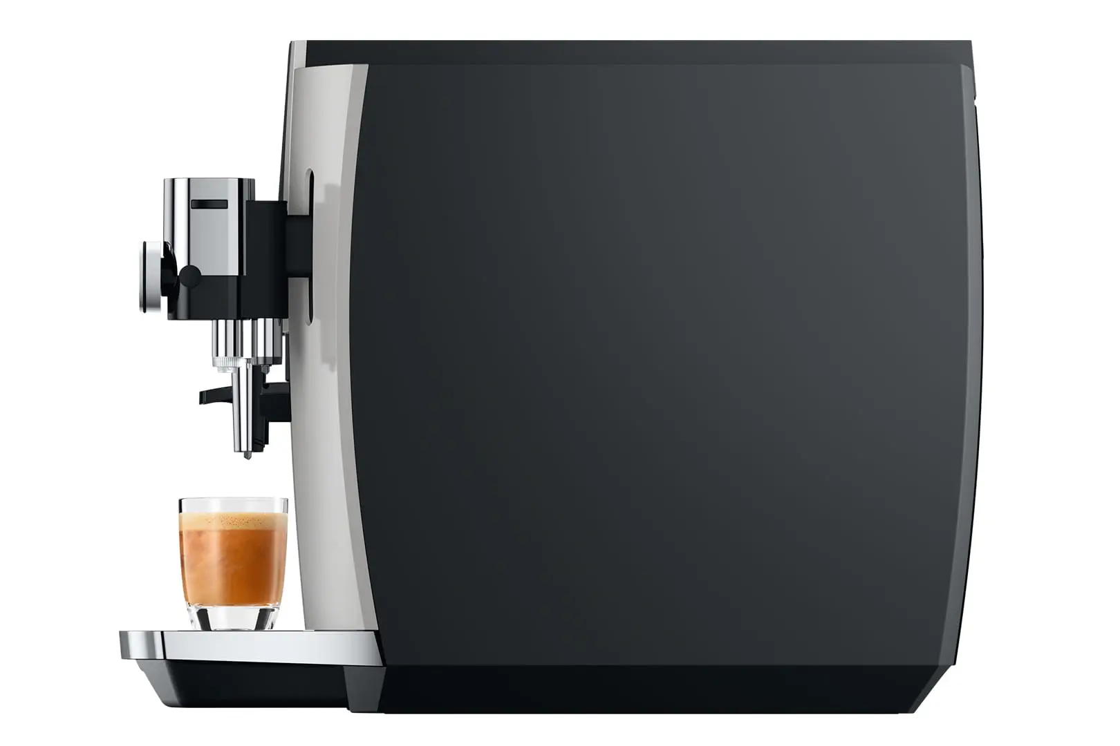Vue latérale gauche de la JURA S8 Platine montrant le grand panneau latéral épuré et l'écoulement combiné avec un verre d'expresso fraîchement coulé.
