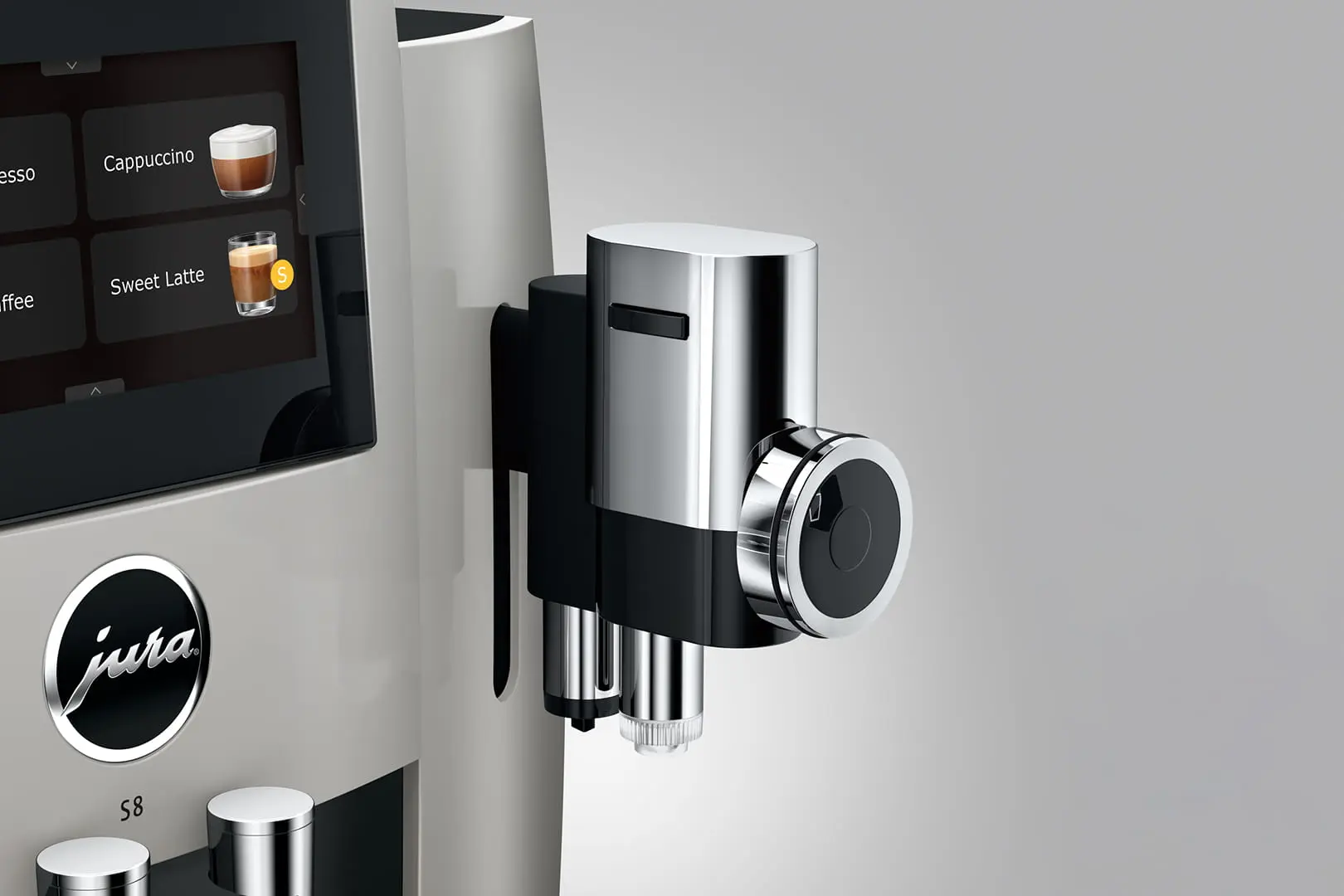 Gros plan sur la buse de mousse fine Pro de la JURA S8 Platine pour la préparation de cappuccinos et latte macchiatos onctueux.