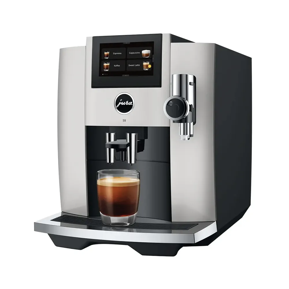 L'élégance sous tous les angles : JURA S8 Platine (SB) de face avec interface tactile 4,3" et finitions premium en chrome et noir mat.