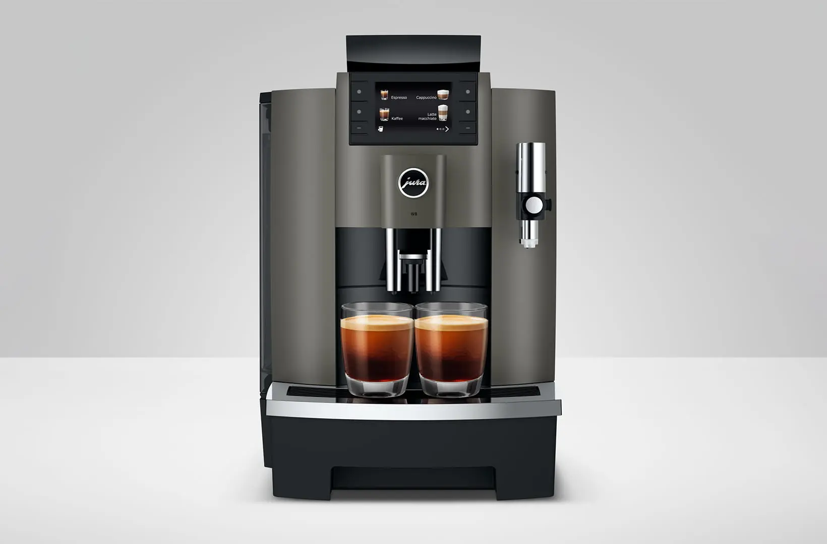 Vue frontale de la machine professionnelle JURA W8 Dark Inox préparant deux cafés simultanément avec une crème onctueuse.