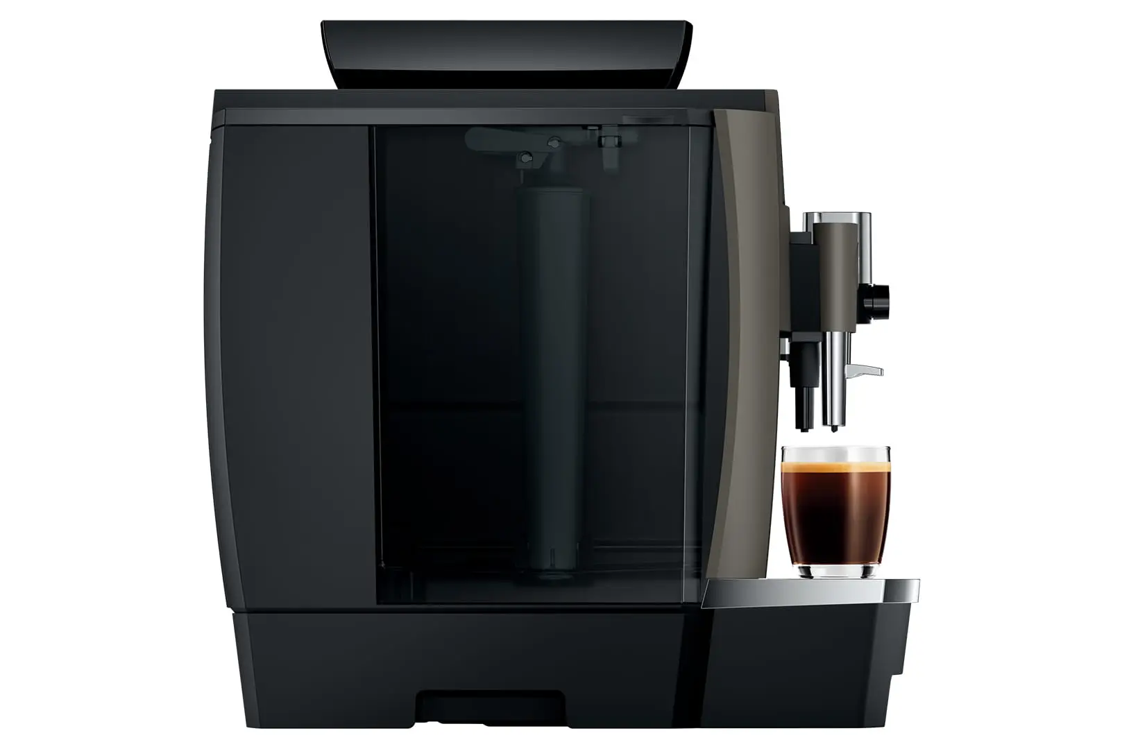 Vue latérale de la machine à café JURA W8 Dark Inox montrant le grand réservoir d'eau transparent avec le filtre Claris Pro Smart+ et l'écoulement d'un espresso.
