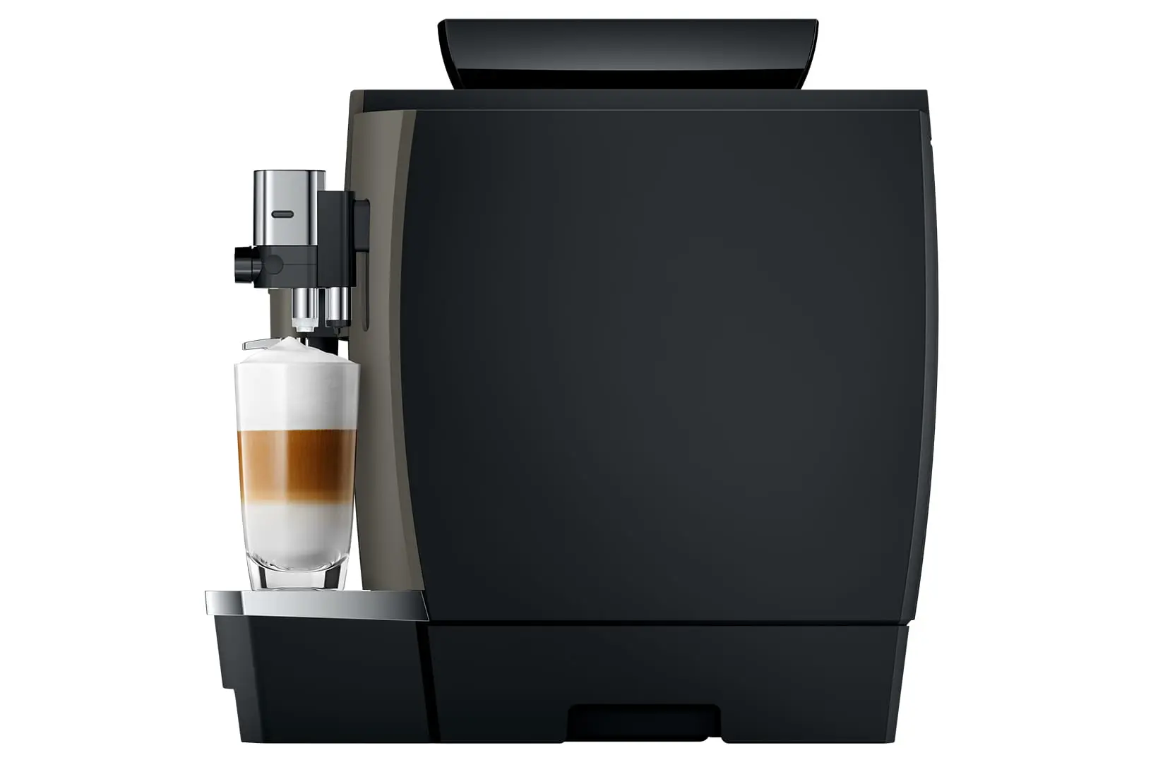 Profil droit de la machine à café professionnelle JURA W8 Dark Inox montrant la préparation d'un Latte Macchiato avec une mousse de lait onctueuse.
