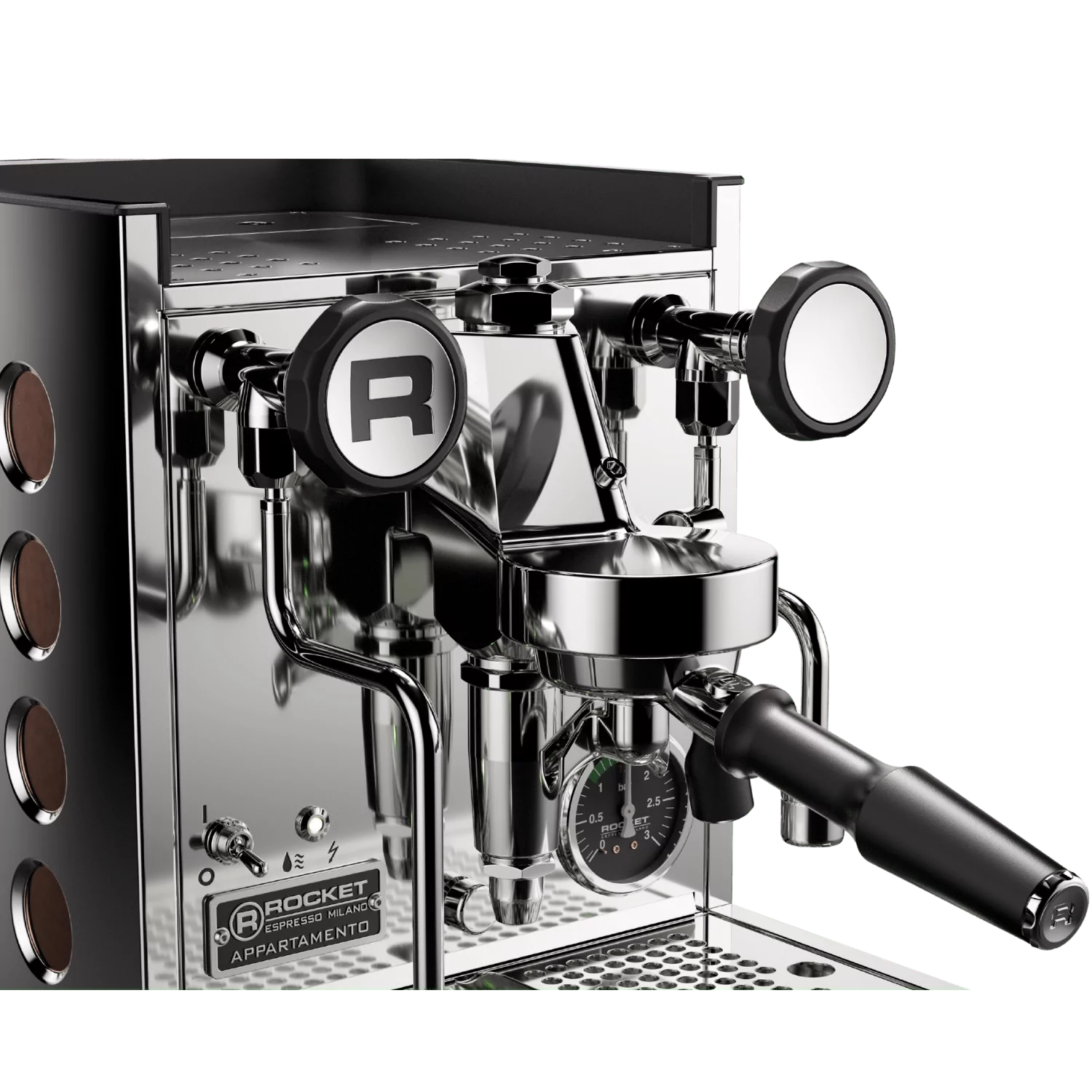 Gros plan sur le groupe E61 chromé d'une Rocket Espresso Appartamento TCA Cuivre, montrant le nouveau manomètre de pression noir, les boutons de commande siglés "R" et l'interrupteur à bascule avec indicateurs LED.